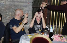 Το ζευγάρι είναι μαζί από το 2012 και το περασμένο δεκέμβρη έγινε γνωστή η εγκυμοσύνη της ήβης. Mixalhs Koyinelhs Hbh Adamoy Tryfera Filia Se Bradinh E3odo Page 2 Of 2 Mad Tv