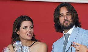 Charlotte marie pomeline casiraghi (born 3 august 1986, centre hospitalier princesse grace in monte carlo, monaco) is the second child of caroline, princess of hanover and the late stefano casiraghi, an italian industrialist. Sharlotta Kaziragi Stala Mamoj Malchika Charlotte Casiraghi Princess Caroline Of Monaco Princess Caroline