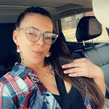 Karen Kretzer's Instagram, Twitter & Facebook