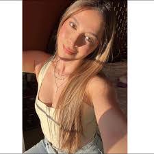 Iris Dewitt's Instagram, Twitter & Facebook