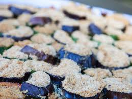 Le melanzane al forno si preparano tagliando le melanzane a metà e svuotandole della polpa che verrà rosolata prima di essere unita alle olive, ai mentre le melanzane colano l'acqua, rosolate con poco olio la polpa a cubetti recuperata dall'interno delle melanzane, levandola dalla padella, al. Melanzane A Tocchetti Al Forno Con Questo Ingrediente Stupirete Tutti