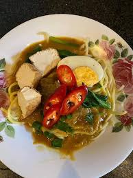 Daging (rebus lembut dan hiris nipis) 300 gm tauge (buangkan akarnya dqn dicelur) 2 tangkai daun bawang (dihiris) 5 biji cili merah (dihiris) 3 keping tauhu goreng (dihiris nipis) 3 biji telur rebus (dibelah) 3 biji limau nipis (dibelah). Makan Jika Sedap Resepi Mee Jawa