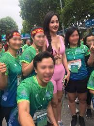 Diện chiếc váy lụa đen giản dị của ntk hà linh thư song mai phương thúy vẫn gây chú ý vì chiếc váy được nhiều người nhận xét có phần giống với váy ngủ. Loáº¡t áº£nh Lam Lá»™ Nhan Sáº¯c Tháº­t Cá»§a Mai PhÆ°Æ¡ng Thuy Khi Bá»‹ Che Máº·t Má»™c Xuá»'ng Cáº¥p Tráº§m Trá»ng Luc Láº¡i Lá»™ Vong 2 Ngáº¥n Má»¡