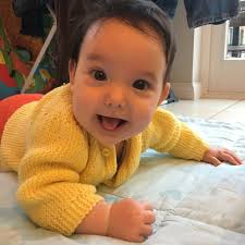 familjen mormor baby barn besöka