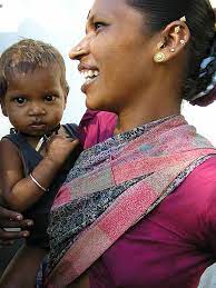 Mumbai Slum Mother Holding Child Mother In Sari With Several Indian Ear Piercings And A Nose Piercing Mother And Child Images Mother And Child Children