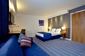 This hotel is 5.7 mi (9.1 km) from fair park and 6.8 mi (10.9 km) from nasher sculpture center. Holiday Inn Express Nec Hotel Close To The Nec With Park And Fly Deals