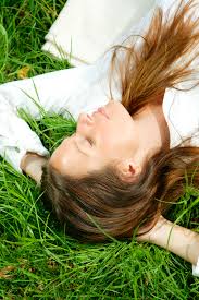 Of course, how easy or difficult the process is will depend on the condition and the color of your hair. How To Dye Dark Hair Lighter Without Bleach