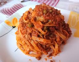 Distribuite tutta la pasta al ragu in una pirofila da forno e cospargete tutta la superficie della pasta al ragu con abbondante parmigiano grattugiato. Tagliatelle Al Ragu Blog Di Franpasefora