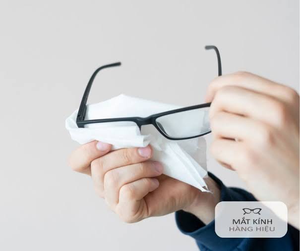 Hướng dẫn vệ sinh gọng kính cận sáng bóng như mới