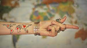 Weltkarte umrisse grob ich liebe wasser mit. Tattoos Das Sind Die Zehn Coolsten Reise Motive Auf Instagram Welt