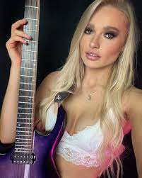 Sophie Lloyd (Guitarist) Bio, Age, Boyfriend, Husband & Career - Sukhbeer  Brar