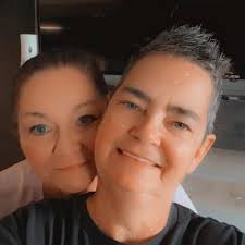 Speaking of restaurants, are there any bakeries in the area?