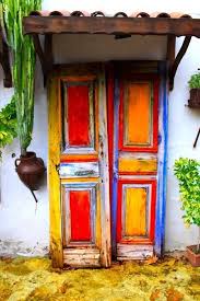 It is so obvious that the wooden color of the doors in this choice is chosen because it has compatibility with both brown shades and wooden colors. Strassentur Art Kreative Bemalte Turen Auf Der Ganzen Welt Architectural Style Turen Lackieren Fenstergestaltung Kreativ