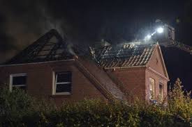 Onsdag aften slog et lyn ned i et hus i dronningmølle, nordsjælland, som kort efter begyndte at brande. Lynnedslag Saetter Ild Til Villa Ekstra Bladet