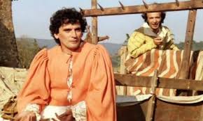 Fakat bir gün, dünyanın en ünlü şairlerinden biri olan pablo neruda kasabaya taşınır ve mario ile mesafeli bir arkadaşlık kurar.postacı mario ünlü şairden çok etkilenir, neruda'nın da yardımıyla kelimeleri doğru kullanarak sevdiği kadının kalbini kazanmayı başarabilecek midir? Il Postino Compie Vent Anni E Roma Ricorda Massimo Troisi Prima Bergamo