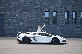Airborne 2.1 summary 2.2 performance 2.3 usage 2.4 price 2.5 research & development unveiled at the 2018pebble beach concours d'elegance, the aventador svj (supervelocejota) is a track focused iteration of the aventador s and an. Lamborghini Aventador Svj Ein Halbes Pferd Je Kilogramm Auto Der Autotester De