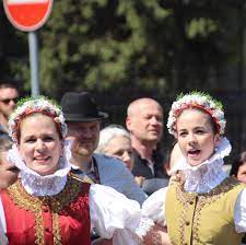 Macaristan'ın avrupa birliği ülkeleri arasında en iyi yatırım fırsatlarına da sahip olduğunu söyleyen matis, i̇ş insanlarınızın yatırımlarını yapması için macaristan çok önemli imkanlara sahip. Seforotti Travel On Twitter Macaristan Budapeste De Milli Bir Bayrama Denk Gelmem Cok Hos Bir Detay Oldu Resimde Yoresel Kiyafet Giymis Macaristanli Anadolu Insani Macar Yorukleri Https T Co Lrxoegdksl