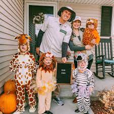 Welcome To The Saulsbury Zoo Open Year Round Enter At Your Own Family Themed Halloween Costumes Matching Family Halloween Costumes Family Halloween Costumes