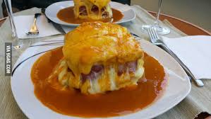 A francesinha é a marca de petiscos portugueses do aeroporto do porto. Portugal May Not Have Money But We Have The Best Dish Francesinha 9gag