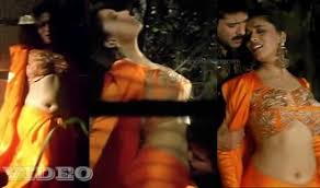 Vinod khanna is seen kissing madhuri's navel, a little ew for us knowing the huge age gap between the two. Madhuri Dixit Bollywood Actress Hot Navel Kiss Beta 1 1 Mp4 Indiancelebblog Com