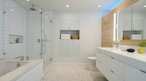 The effect adds a bit of visual interest to a space that can be very boring, chromatically. 16 Inspirational Mid Century Modern Bathroom Designs