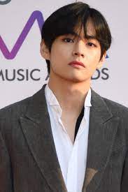 V hat eine jüngere schwester (kim … Bts Member V Asked Stalker Fans Known As Sasaengs To Stop Tracking Them Teen Vogue