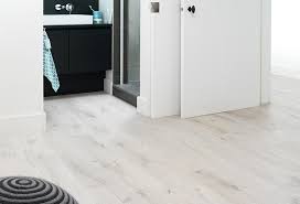 Faire les travaux pose du parquet stratifié réaliser les finitions du parquet dans la salle de bains Parquet De Salle De Bain Prix Et Conseils Pour Bien Le Choisir