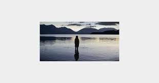 Après l'excellente big little lies et la terrifiante the handmaid's tale, c'est top of the lake qui revient explorer le douloureux sort des femmes. Top Of The Lake La Serie De Jane Campion Et Les Episodes Sur Arte Replay Terrafemina
