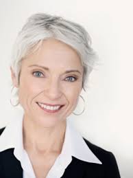 Les cheveux étant souvent plus fins et clairsemés passé 60 ans, il est important de ne pas trop dégrader votre coupe. Oser Porter Ses Cheveux Blancs Elle Quebec