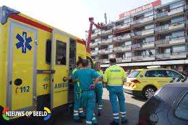 Er is een ambulance naar de locatie gestuurd. Rookmelder Redt Leven Van Drie Bewoners Zevenkampse Ring Rotterdam Nieuws Op Beeld
