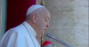 Папа римский ударил по руке схватившую его женщину