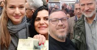 Imatges dels 'selfies' que alguns veïns de Catarroja s'han fet amb el rei i  la princesa