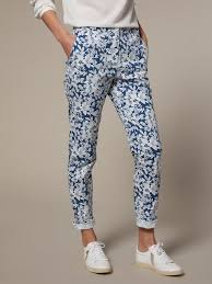 Et profitez de nombreux services dont la livraison et les retours gratuits en magasin partout en france ! Pantalon Chino Femme Imprime Wallpaper Bleu Femme Vetement Et Deco Cyrillus