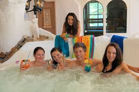 Entspannen Relaxen Im Urlaub Im Whirlpool In Glocknerhof S Badelandschaft Wellnessbereich Wellness Spa Wellnessbereich Hallenbad Erlebnisbad Spa Hotel