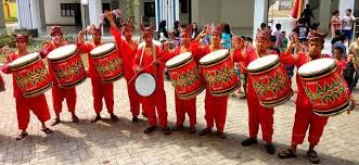 Setelah islam masuk minangkabau, tradisi tarian ini tetap diteruskan, tapi hanya sebagai hiburan bagi masyarakat. 14 Alat Musik Tradisional Sumatra Barat Dan Cara Memainkannya Tambah Pinter
