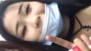 最新校園霸凌事件,好幾個女生欺負一個女孩,脫光她衣服往下身塞進一把筷子,還說可以繼續塞- MOAV.COM