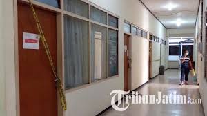 Penyidik kpk menyita sejumlah barang bukti dari rumah dinas dan kantor bupati nganjuk taufiqurahman. St1shos No32em