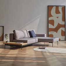 Ridurre lo spazio di ingombro di un tradizionale letto matrimoniale senza rinunciare al comfort di un vero letto. Divano Letto Bragi Con Tavolino Laterale Bragi E Un Divano Letto Da Soggiorno Con Penisola Relax Posizionabi Divano Letto Soggiorno Semplice Divano Angolare