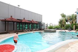 Roof Top Swimming Pool At Changi Airport Singapore Changiairport Bestairport Airportattractions Refresh Changi Airport Singapore Travel Travel Photography