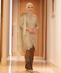 Model kebaya muslim, sebagaimana yang kita ketahui bahwa kebaya merupakan warisan tradisional. Kebaya Indonesia Modern Lace Top Brokat Cornelly Tulle Tile Long Model Kebaya Modern Dengan Hijab Diary Hijaber