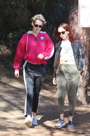 Kristen stewart (wearing chanel) at arrivals for manus x machina: Kristen Stewart Starportrat News Bilder Gala De