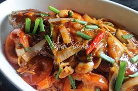 Sesaat akan diangkat, masukkan nanas, wortel, kapri, dan mentimun. Ikan Siakap Sweet Sour Azie Kitchen