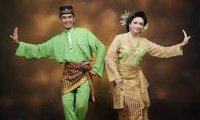 Maksud peribahasa seperti langit dengan bumi maksud reka bentuk kajian menurut kamus dewan maksud peribahasa seperti rusa masuk kampung maksud peribahasa seperti belut pulang ke lumpur maksud r d produk maksud rare dalam bahasa melayu. Pakaian Adat 34 Provinsi Di Indonesia Serta Gambar Dan Penjelasannya Berbol Co Id