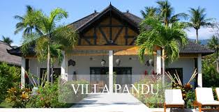 Ein bodentiefes fenster führt nach vorne zum parkplatz & ein weiteres bodentiefes fenster führt Ferien Villa Mieten Bali Villa Pandu Nord Bali