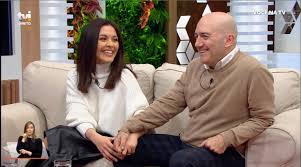 He began in the children's theater, by the hand of francisco nicholson in 1981 at the teatro adhoc, which company he integrated. Alem De Jose Raposo E Sara Barradas Outros Casais Provam Que O Amor Nao Tem Idade Selfie