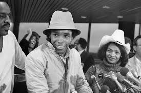 Zimbio) leonard and robi were finally married at her husband's $8.7 million house in pacific palisades, california in august 1993. Sugar Ray Leonard S Son Spoke Out About What His Dad Sadly Did To His Mother