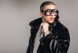 For his new track, bad bunny sings in his native spanish but also wanted to show. Bad Bunny Tenta Superar Um Amor No Video De Yonaguni