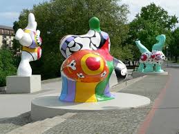 File Hannover Nanas1 Jpg Wikipedia The Free Encyclopedia Public Art Art Hannover