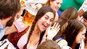 Oktober) ein beliebter termin für einen wiesnbesuch. Heisse Trachten Tiefe Einblicke Die Schonsten Dirndl Der Wiesn 2014 Region Nordbayern