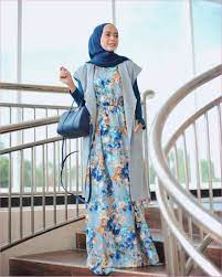 Trend terkini baju gamis modern wanita indonesia meliputi corak warna yang terang seperti cream, biru, merah muda, ungu dan hitam, hingga ada juga gamis motif batik. Model Baju Gamis Batik Kombinasi Sifon Yang Modern